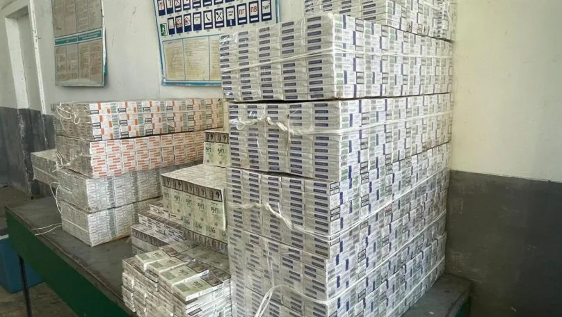 На кордоні з Польщею митники виявили майже 130 тисяч пачок цигарок у схованках мікроавтобуса