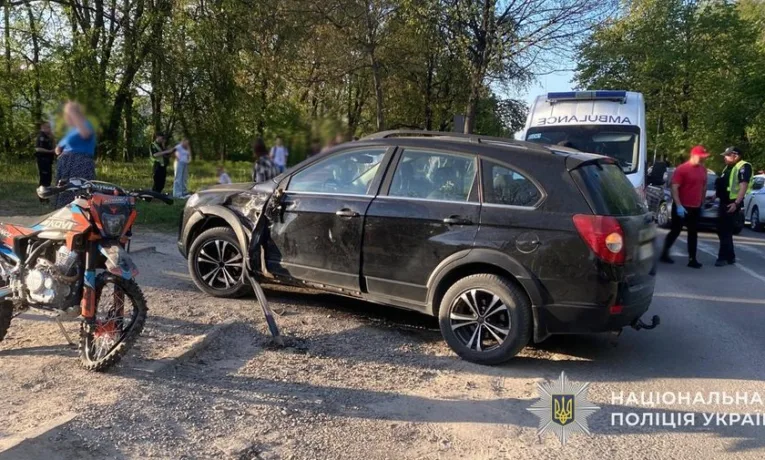 На Стрийщині сталася ДТП за участі автомобіля та мотоцикла: постраждали двоє підлітків