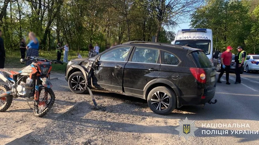 На Стрийщині сталася ДТП за участі автомобіля та мотоцикла: постраждали двоє підлітків