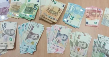 73-річна жінка везла в автобусі тисячі євро і доларів через кордон з Львівщиною