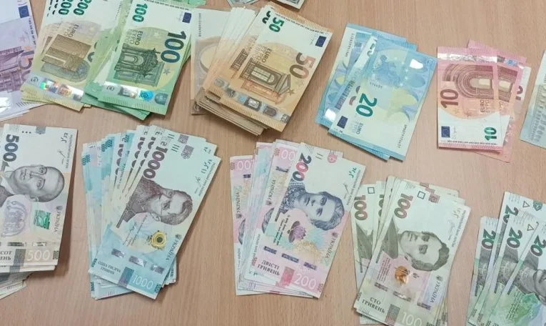 73-річна жінка везла в автобусі тисячі євро і доларів через кордон з Львівщиною