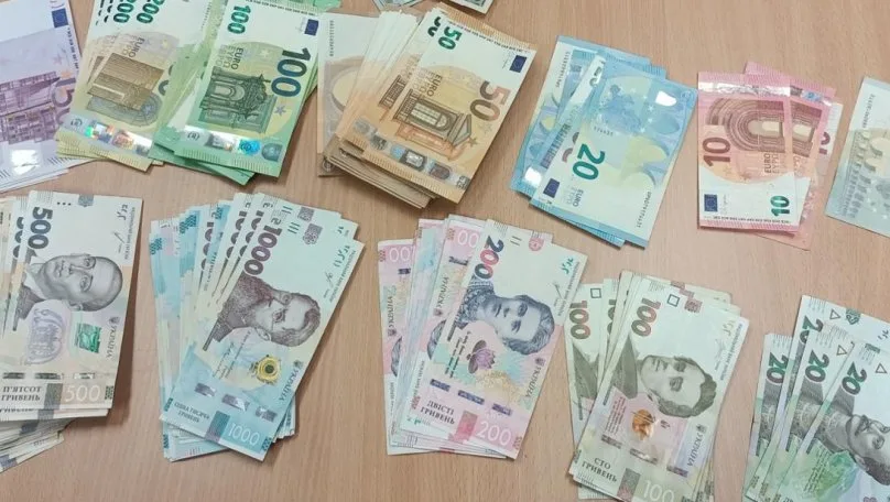 73-річна жінка везла в автобусі тисячі євро і доларів через кордон з Львівщиною