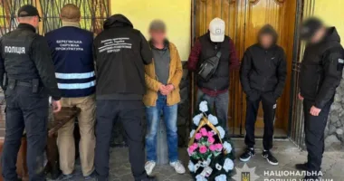 Львів’янин із похоронним вінком намагався незаконно перетнути кордон: на Закарпатті викрили схему переправлення