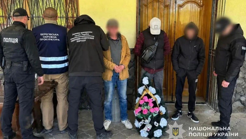 Львів’янин із похоронним вінком намагався незаконно перетнути кордон: на Закарпатті викрили схему переправлення