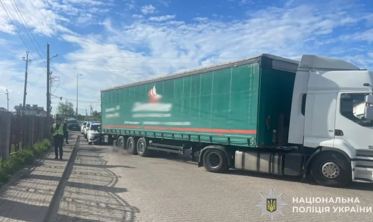 Біля Львова вантажівка на смерть збила 80-річну жінку