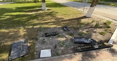 На Львівщині водій BMW в’їхав у меморіал Героям Небесної Сотні та втік з місця ДТП