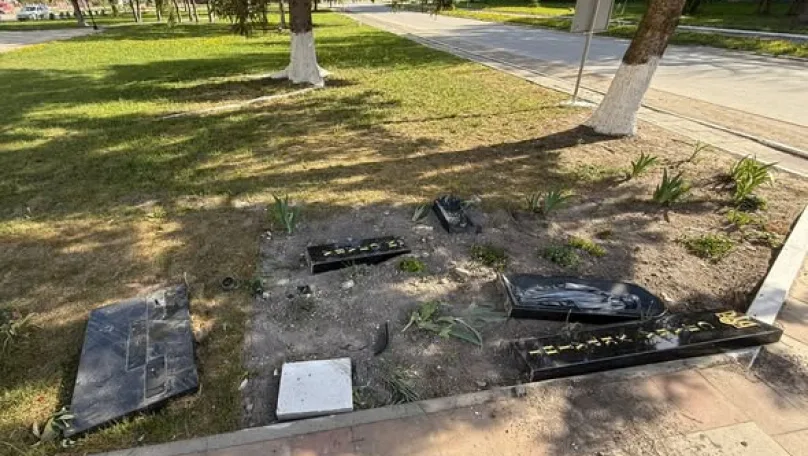 На Львівщині водій BMW в’їхав у меморіал Героям Небесної Сотні та втік з місця ДТП