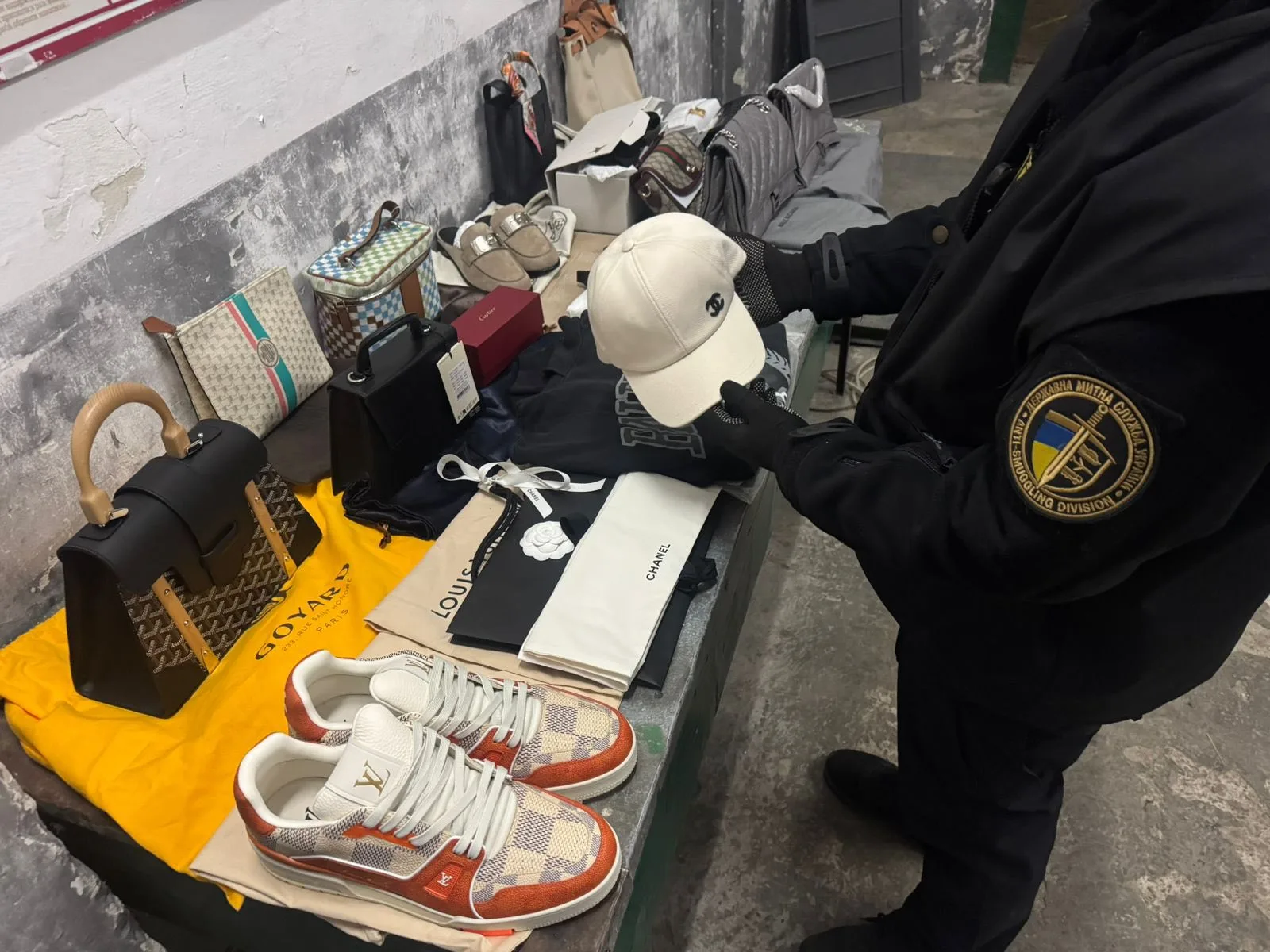 Брендові речі на суму близько мільйон гривень: львівські митники виявили незадекларовані товари