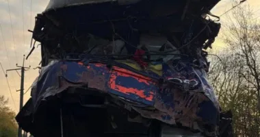 На Львівщині потяг Київ–Ужгород зіткнувся з автокраном, є жертви