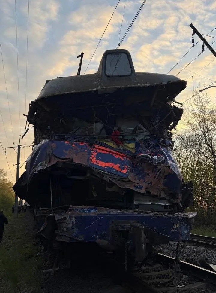 На Львівщині потяг Київ–Ужгород зіткнувся з автокраном, є жертви