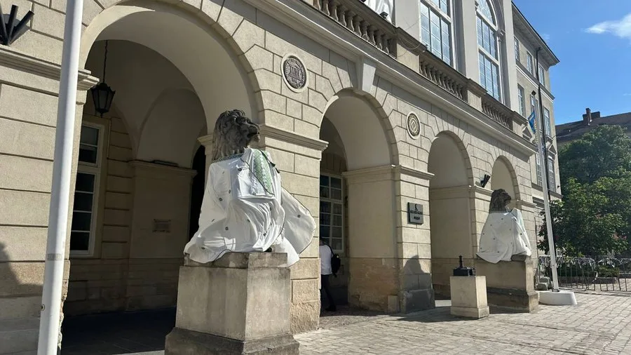 У Львові левів біля Ратуші одягнули у вишиванки