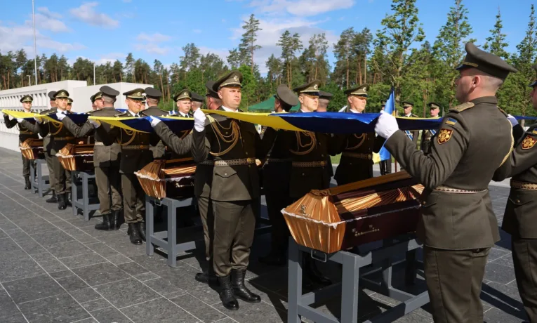 Тернопільщина провела в останню путь сімох невідомих захисників України
