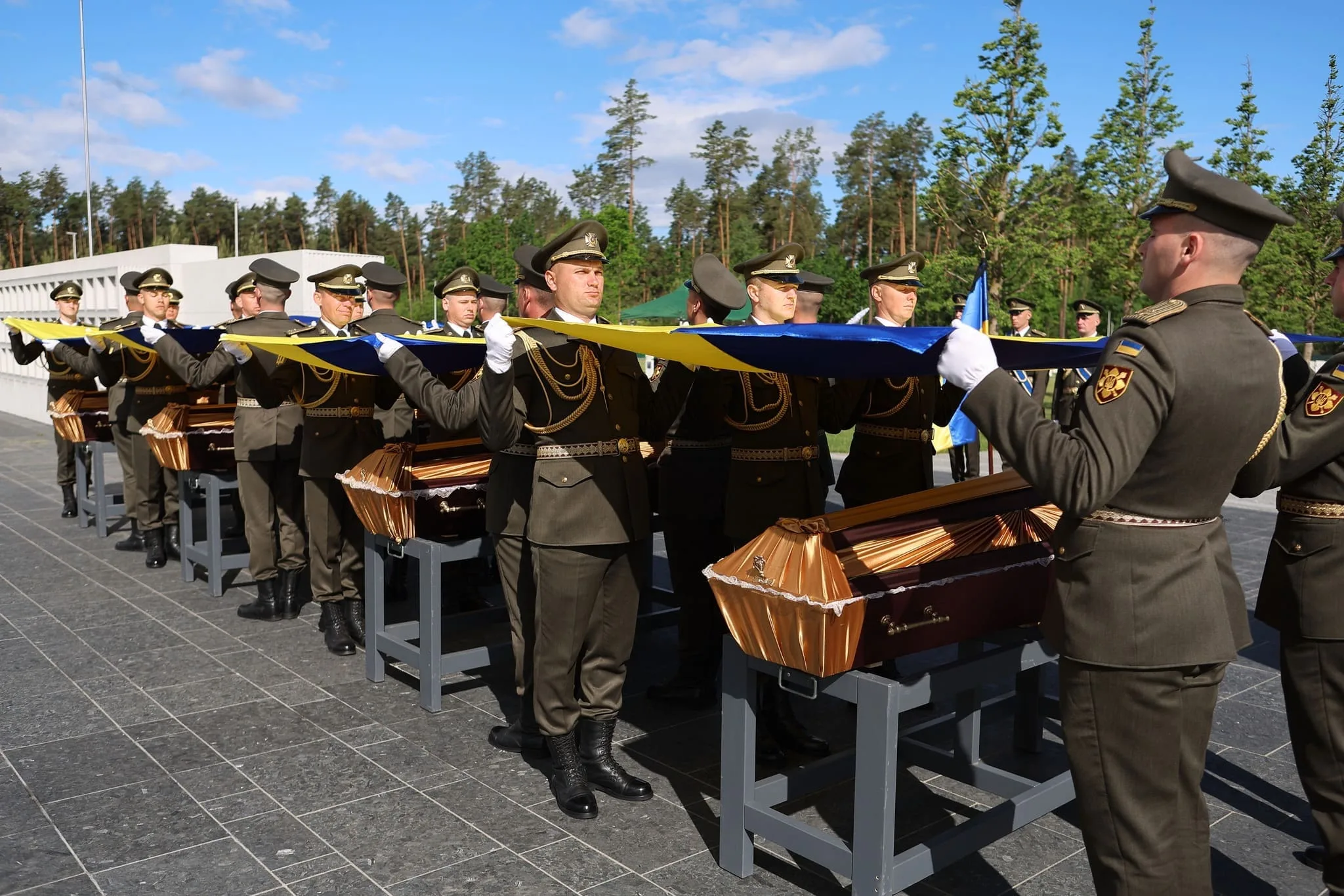 Тернопільщина провела в останню путь сімох невідомих захисників України
