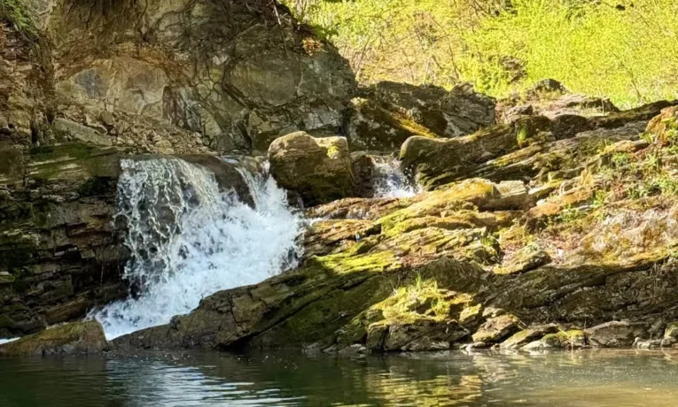 У Бориславі посеред міста ховається унікальний водоспад на річці Тисмениця