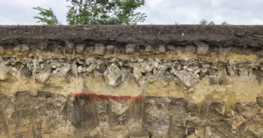 На Львівщині під час ремонту дороги під асфальтом знайшли базальтову бруківку ХХ століття