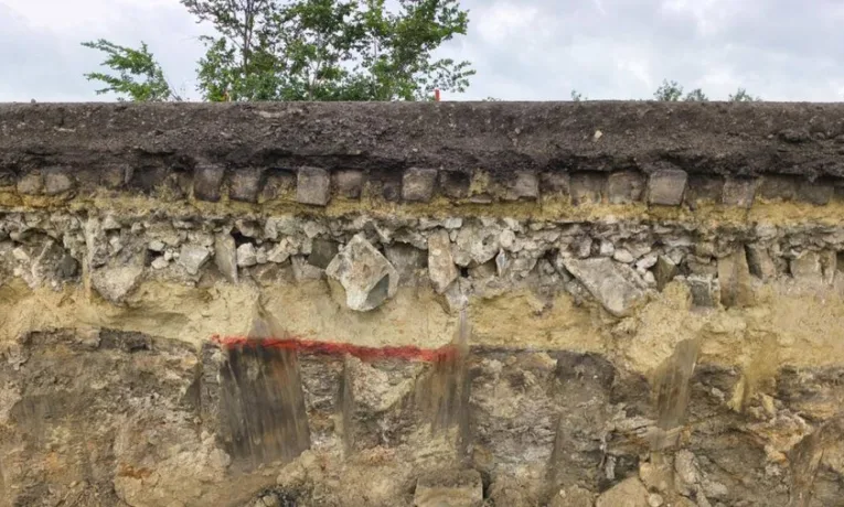На Львівщині під час ремонту дороги під асфальтом знайшли базальтову бруківку ХХ століття