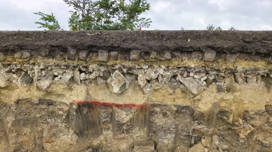 На Львівщині під час ремонту дороги під асфальтом знайшли базальтову бруківку ХХ століття