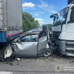 У Львівському районі на трасі Київ–Чоп сталася ДТП за участі трьох авто: водія кросовера госпіталізовано