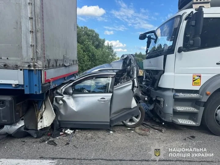 У Львівському районі на трасі Київ–Чоп сталася ДТП за участі трьох авто: водія кросовера госпіталізовано