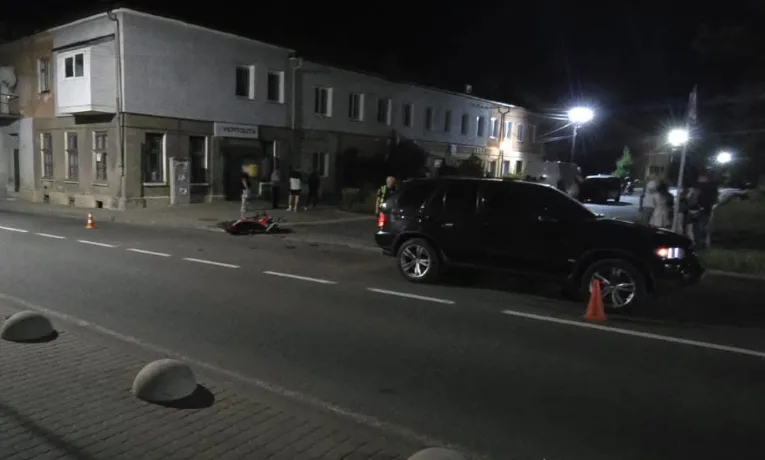 На Львівщині п’яний 19-річний мотоцикліст потрапив у ДТП з BMW X5: травмовано двох людей