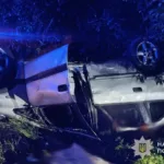 На Золочівщині водійка легковика з’їхала в кювет і перекинулася: жінку госпіталізували
