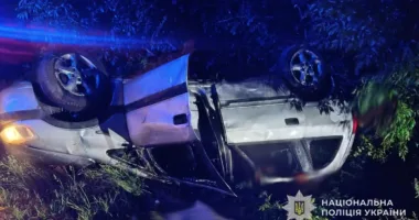 На Золочівщині водійка легковика з’їхала в кювет і перекинулася: жінку госпіталізували