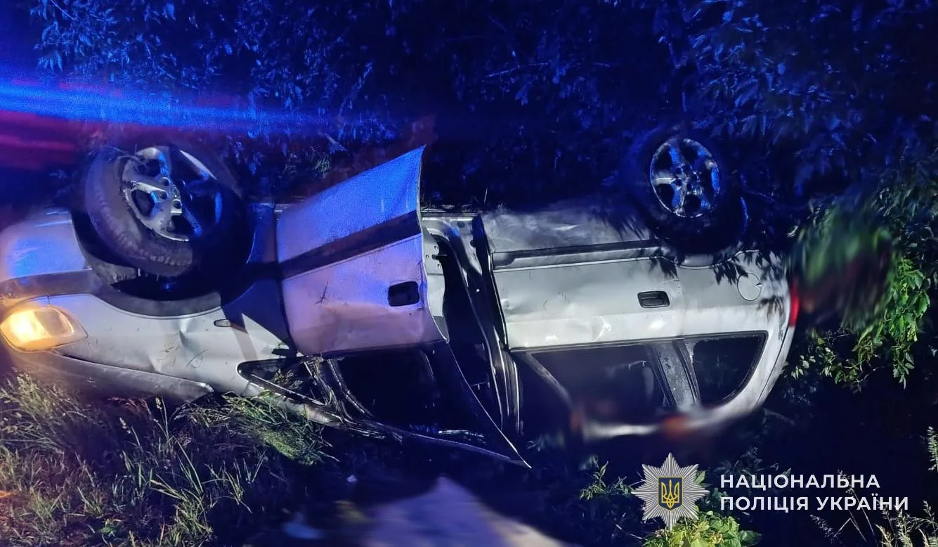 На Золочівщині водійка легковика з’їхала в кювет і перекинулася: жінку госпіталізували