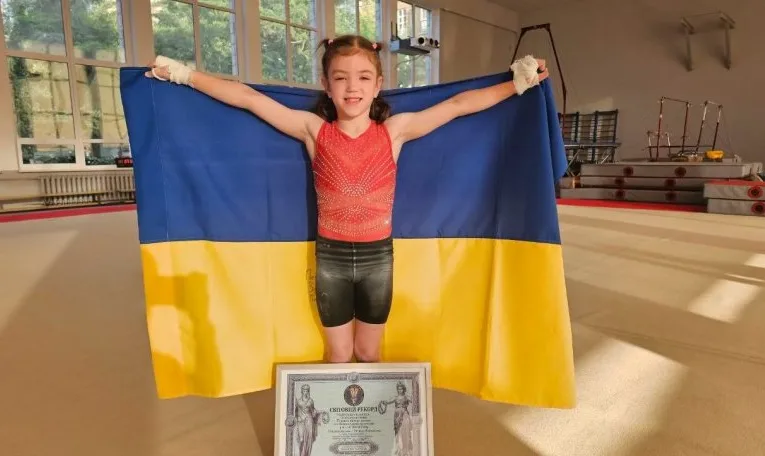 Шестирічна гімнастка зі Львівщини встановила світовий рекорд, виконавши 430 підйомів на перекладині