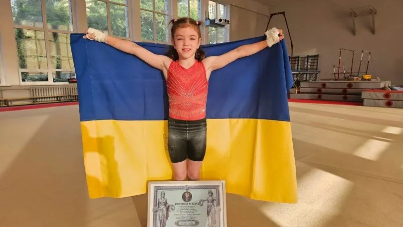 Шестирічна гімнастка зі Львівщини встановила світовий рекорд, виконавши 430 підйомів на перекладині