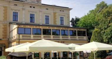 Суд зобов’язав мерію Львова компенсувати власникам кав’ярні витрати на адвоката