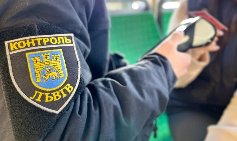 У Львові до психлікарні госпіталізують жінку, яка вдарила контролера в маршрутці