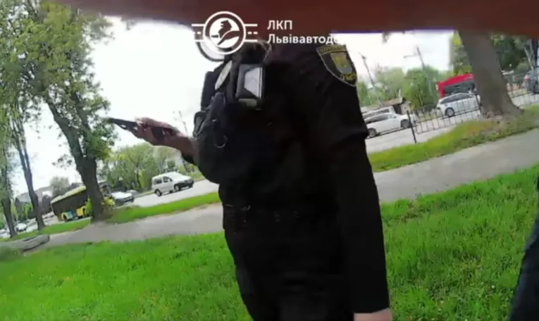 У Львові розслідують напад чоловіка на контролерок