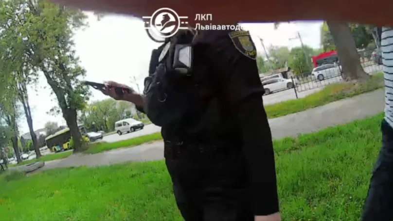 У Львові розслідують напад чоловіка на контролерок