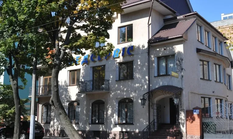Екскерівник львівського підприємства роками виплачував зарплати фіктивним працівникам