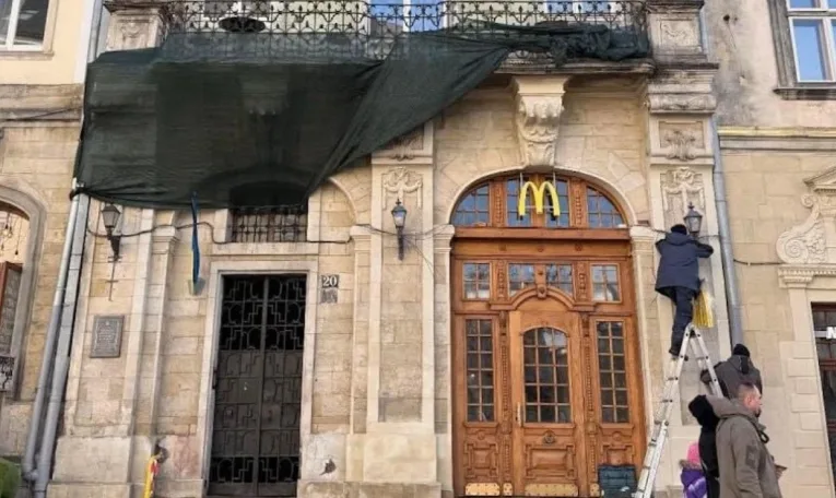 McDonald’s прибере частину обладнання з подвір’я на площі Ринок через скарги мешканців