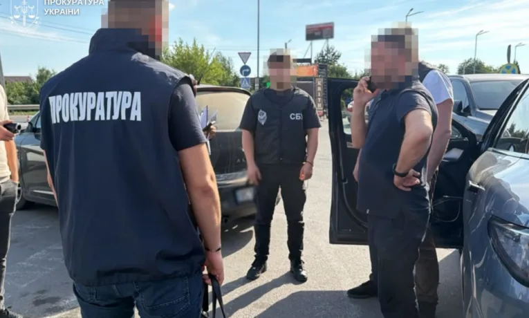 На Львівській митниці викрили схему з «тарифом» за розмитнення авто з США — підозра посадовцю