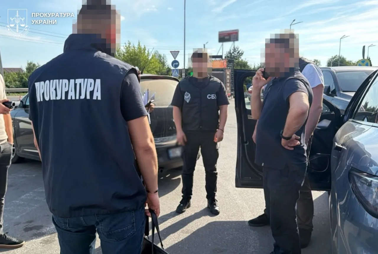 На Львівській митниці викрили схему з «тарифом» за розмитнення авто з США — підозра посадовцю