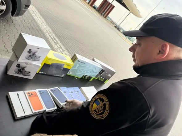 Львівські митники виявили партію Айфонів на 1 млн грн, заховану в рейсовому автобусі з Польщі