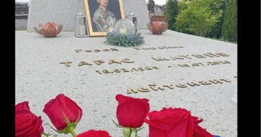Поліцейські шукають причетних до наруги над могилою Героя України в Жидачеві