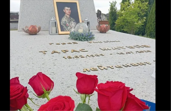 Поліцейські шукають причетних до наруги над могилою Героя України в Жидачеві