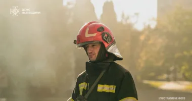 У Львові під час пожежі в квартирі постраждав чоловік: рятувальники винесли з вогню двох котів