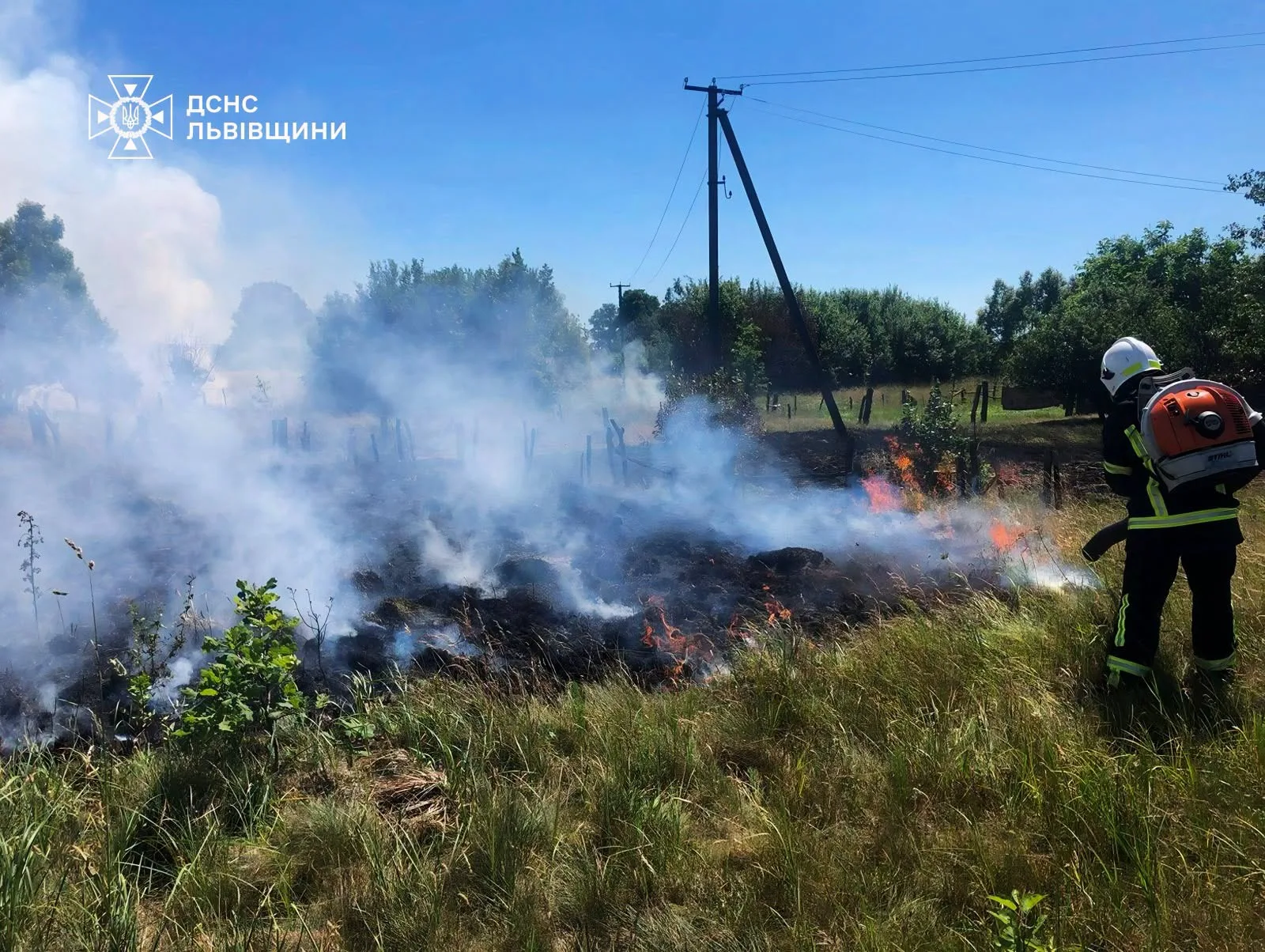 У Дублянах під Львовом під час пожежі сухої трави постраждав 80-річний чоловік
