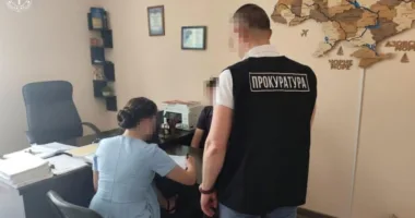 Переплатила за меблі і техніку 1,4 млн грн: на Львівщині судитимуть посадовицю ліцею