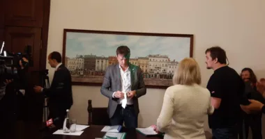 Скандальний «активіст» Спринський уник покарання за облиття фарбою посадовців ЛМР