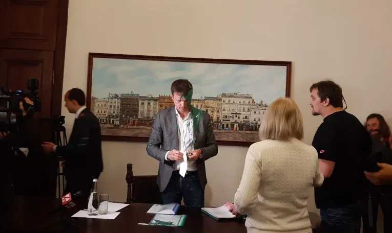 Скандальний «активіст» Спринський уник покарання за облиття фарбою посадовців ЛМР