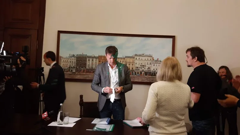 Скандальний «активіст» Спринський уник покарання за облиття фарбою посадовців ЛМР
