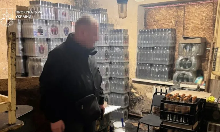 На Львівщині судитимуть організатора підпільного виробництва алкоголю та цигарок: вилучили контрафакт на 1,2 млн грн