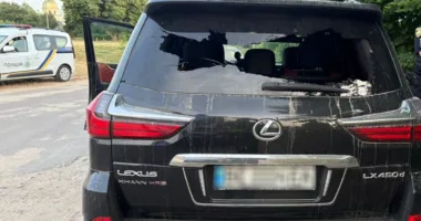 На Яворівщині чоловік з автомата обстріляв автомобіль Lexus: йому повідомили про підозру у замаху на вбивство