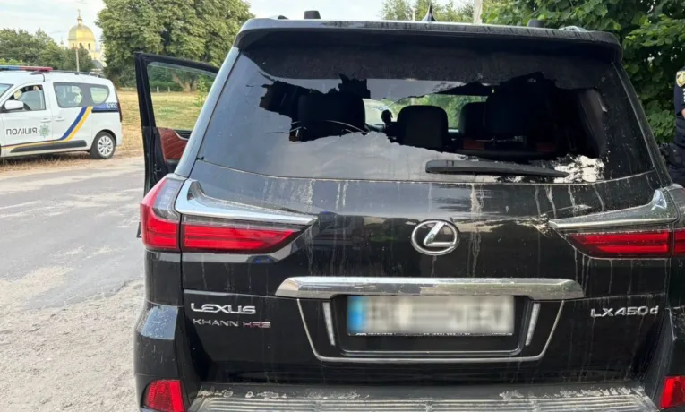 На Яворівщині чоловік з автомата обстріляв автомобіль Lexus: йому повідомили про підозру у замаху на вбивство