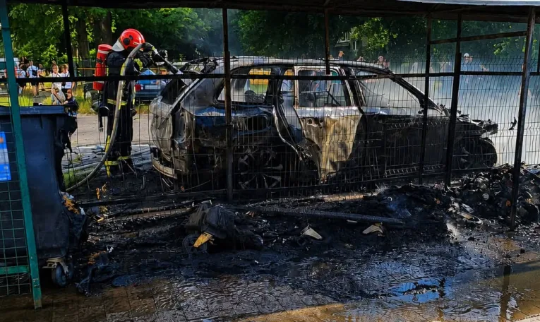 У Львові через пожежу сміттєвих контейнерів повністю згорів автомобіль Volvo